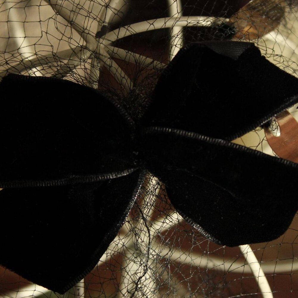 Vintage 1950s Veil Fascinator, Black Birdcage Netting Velvet Bow and Sequins - Picture 10 of 12